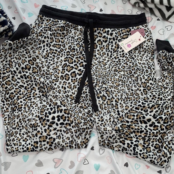 Cheetah print pajama pants NWT - Picture 2 of 4